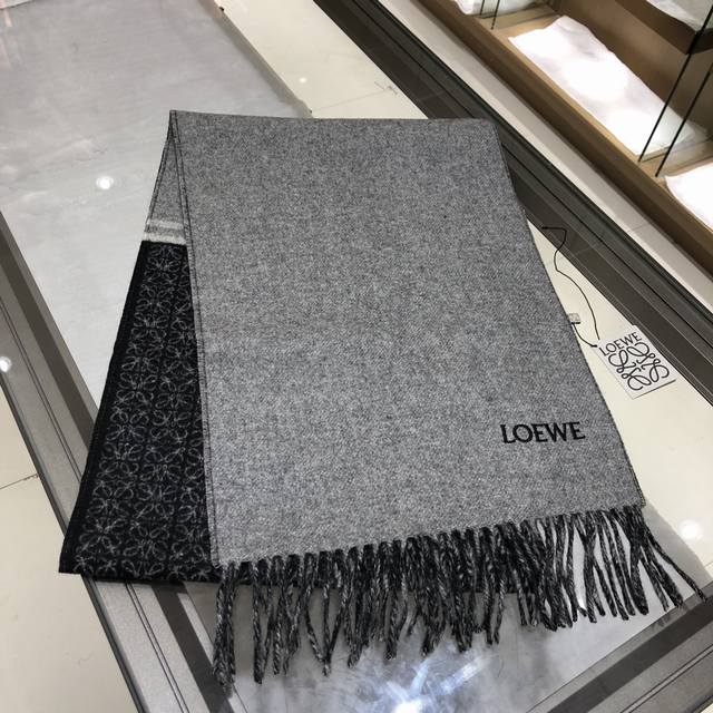 拼色围巾 Loewe专柜新款高级又不撞款的款式，双面双色设计满满的高级感，专柜断货的款式，保暖又柔软，男女都可用。 材质:90%羊毛＋10%羊绒 尺寸:30*1