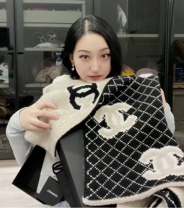 香奈儿专柜新款美翻了[流泪]御用殿堂级极品新款专柜在售 进口纯羊绒时尚绣花针织毛线围巾披肩美丽至极 真的 上身极为衬肤色 百搭 好看不好看自己看吧 围巾尺寸35