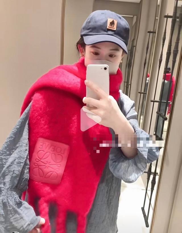 小红书同款 Loewe罗意威新品彩色马海毛围巾斯德哥尔摩的温暖色彩，第一眼便爱上，超高颜值，梦幻配色loewe的围巾总是让人惊喜，融入北欧暖色系拼接，超级百搭，