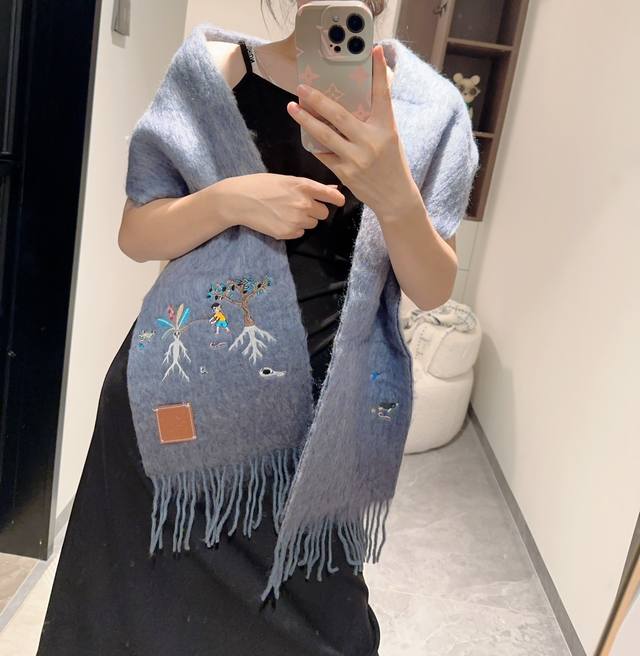 罗意威马海毛 Loewe和日本陶瓷艺术家sunafujita联名绝美冰川蓝配上小企鹅和潜水员像在海洋里畅游，童趣十足，太可爱了。围巾超级蓬松的马海毛 很是适合冬