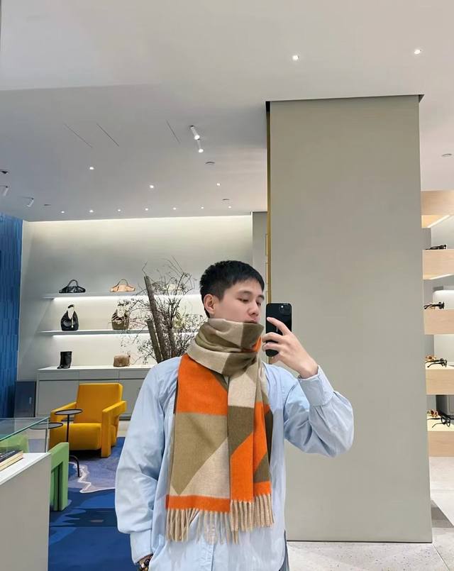 Loewe 怒赞强推 数量极其有限男人们女人们的精品 Loewe专柜最新限量logo，皮质经典标志，精致度无敌超好的原料，满满的水波纹路，手感有如婴儿肌肤，柔嫩