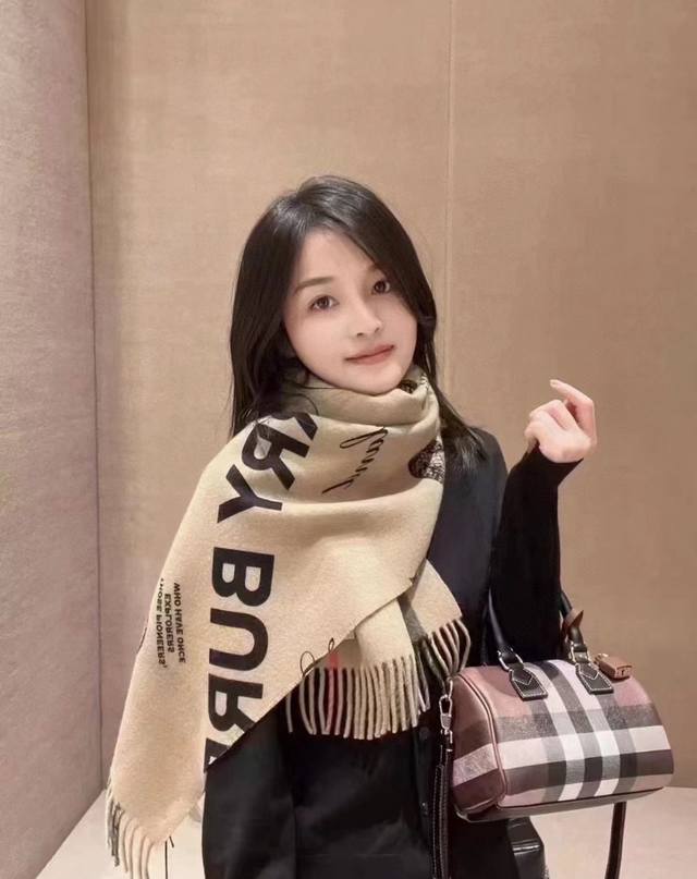 Burberry 双面两用标签印花羊绒围巾意大利制围巾，选用柔软羊绒面料制成。一面装饰 Burberry 格纹，另一面装饰标签印花，致敬品牌探索历史。其中的文字