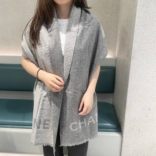 Chanel 香奈儿 香奶奶尾单新款23B千鸟格拼色羊绒围巾，直接出欧洲的，正儿八经的正品订单 和大货一起出来，不用多流弊的文字，它是全世界最好的chanel， - 点击图像关闭