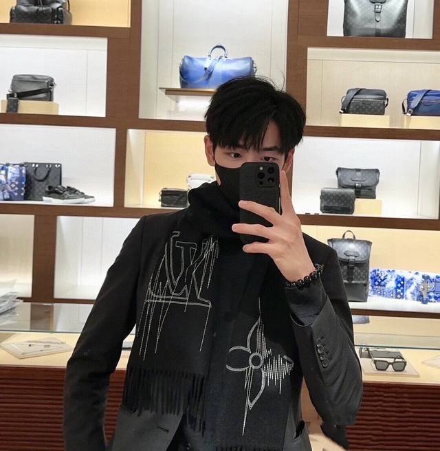 Louis Vuitton 路易威登驴家的男款围巾就且买且珍惜吧 男款真的很少，一年也就出几款，都是出口订单所以比较难遇。男人的东西讲究少而精，好看的男款一定要