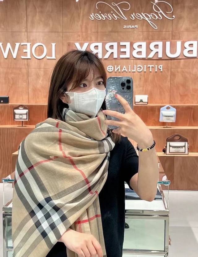 原版定制 Burberry 秋季真丝加羊毛 轻薄围巾 有丝的顺滑 有羊毛的软糯 100支精纱色织工艺 百年经典传承 男女都适合 永远的经典 规格70*220 丝