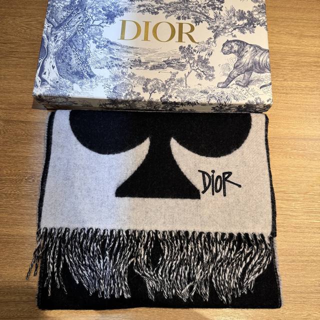 Dior 经典爱心羊毛混绒长巾永远不出错的出场方式，既使再过多少年都是如此ta的高级与优雅，被设计师发挥到淋漓尽致，美得令人心醉神往，永不过时极品精英高手级别的