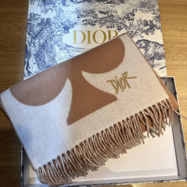 Dior 经典爱心羊毛混绒长巾永远不出错的出场方式，既使再过多少年都是如此ta的高级与优雅，被设计师发挥到淋漓尽致，美得令人心醉神往，永不过时极品精英高手级别的