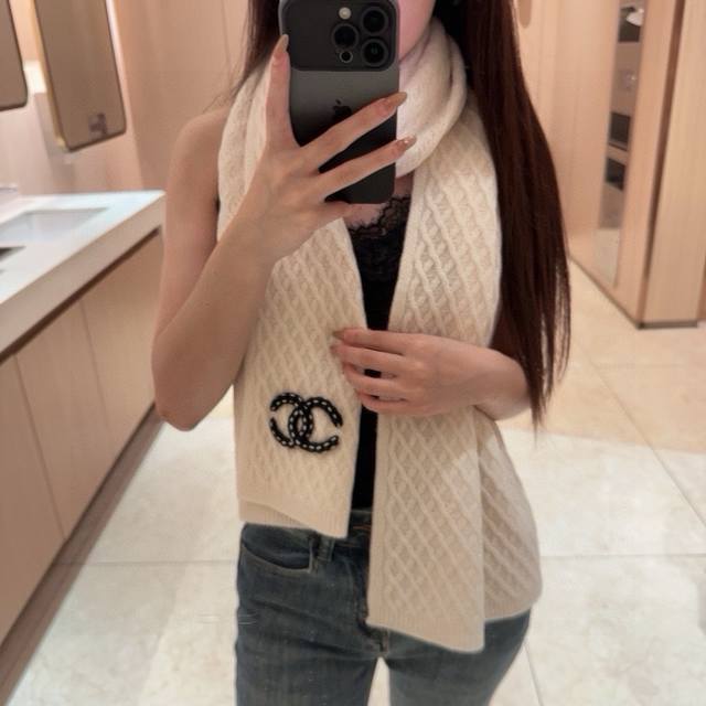 Chanel 香奈儿难得一见的针织单品，温柔配色，超级迷恋气质低调恬静又不失优雅 重点推荐一秒心动啊！！！高级，奢华！永恒！不是那种过眼云烟的款式！！！最大化提 - 点击图像关闭