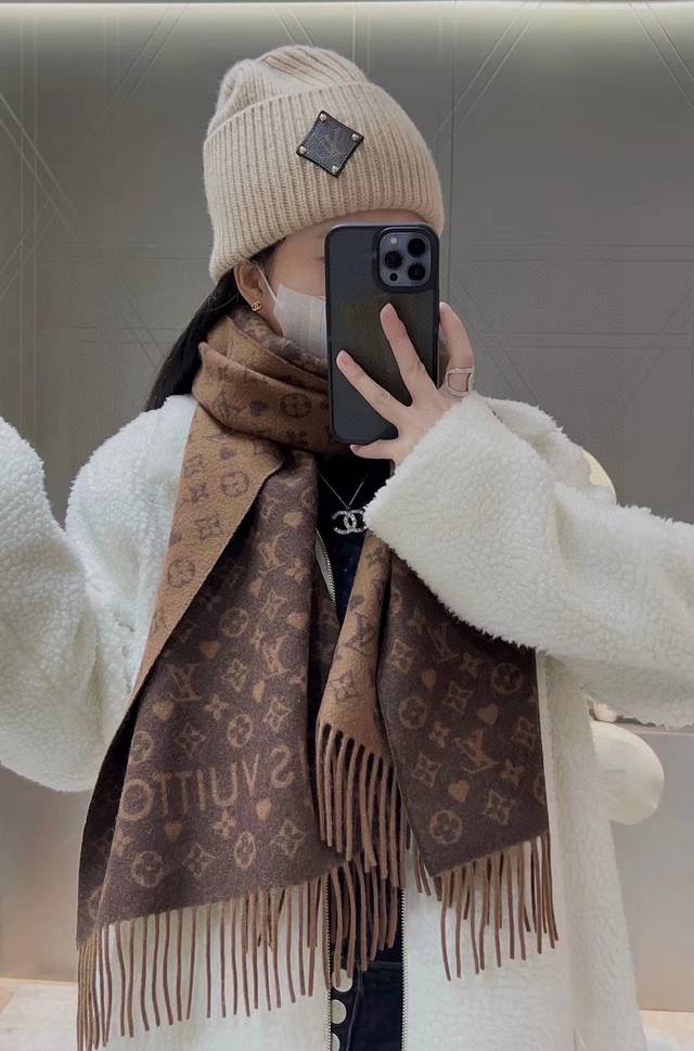 高端版本上线 新年献礼 Louis Vuitton 渠道独家特供大驴专柜款限定系列羊绒围巾 ◎特点:渠道独家特供的大驴 专柜当季排长队预定的牛货 本年度最好看最