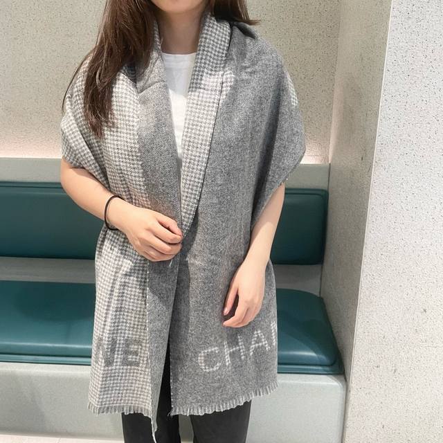 Chanel 香奈儿 香奶奶尾单新款23B千鸟格拼色羊绒围巾，直接出欧洲的，正儿八经的正品订单 和大货一起出来，不用多流弊的文字，它是全世界最好的chanel，