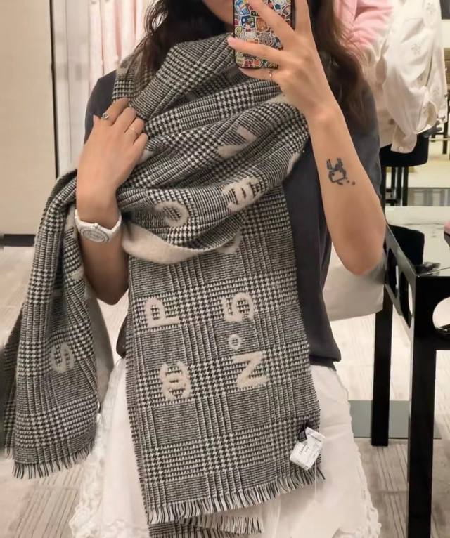 香奶奶24年新款，Chanel 香奈儿 24Cocochanel系列，张予曦同款围巾，被誉为24年香奶奶最好看的一款，最值得入手的一条，一面千鸟格一面提花字母，