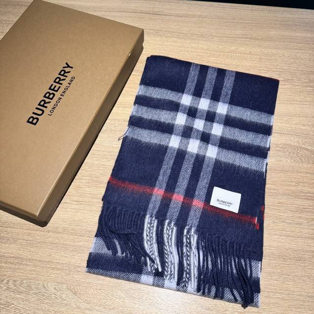 儿童款 Burberry。专柜经典款亲子款！巴家百年经典小格子！这个价格真的买的是赚到的了！不是市面上那些扎人的糙仿羊毛料！品质手感一流 实拍呈现 有实力不需要