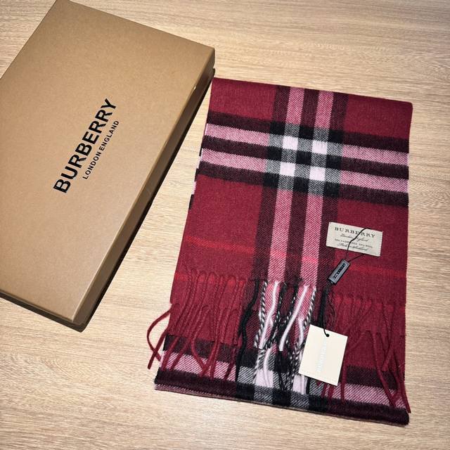 儿童款 Burberry。专柜经典款亲子款！巴家百年经典小格子！这个价格真的买的是赚到的了！不是市面上那些扎人的糙仿羊毛料！品质手感一流 实拍呈现 有实力不需要 - 点击图像关闭