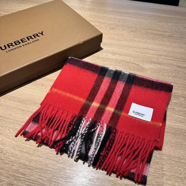 儿童款 Burberry。专柜经典款亲子款！巴家百年经典小格子！这个价格真的买的是赚到的了！不是市面上那些扎人的糙仿羊毛料！品质手感一流 实拍呈现 有实力不需要