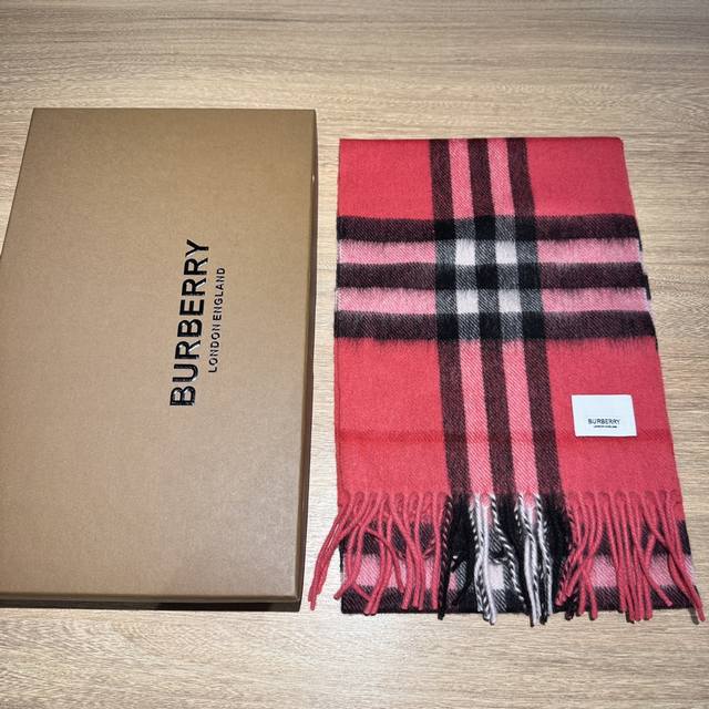 儿童款 Burberry。专柜经典款亲子款！巴家百年经典小格子！这个价格真的买的是赚到的了！不是市面上那些扎人的糙仿羊毛料！品质手感一流 实拍呈现 有实力不需要