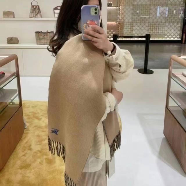 Burberry 男女通用羊绒长巾好看的不行羊绒款高尖端产物绝对令人尖叫的品质英伦风格时尚大牌的顶尖设计款..经典双面纯色搭配原版刺绣logo 此款令人尖叫的亮