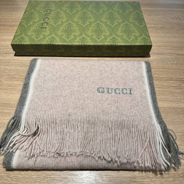 Gucci 同步专柜，高端羊毛针织围巾！ 可正式，可随意，非常classical的男款设计。这款织法比较难，又很费纱线，工艺难度非常大！！！这样的男款围巾，绝对