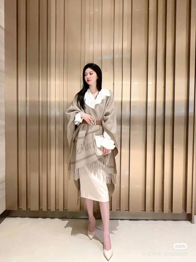 Maxmara 双面羊绒斗篷 小众高奢 懂货的都喜欢的品牌 低调不张扬的以羊绒大衣闻名于世的高奢品牌 经典咖驼配色 简约的轻便斗篷 规格140*140