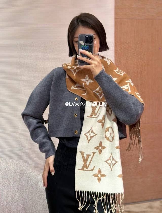 高端定制 Louis Vuitton L标识原版小围巾 原版1:1定制， Simply Lv 围巾将全幅经典 Monogram 图案瞩目放大，阐述路易威登设计传