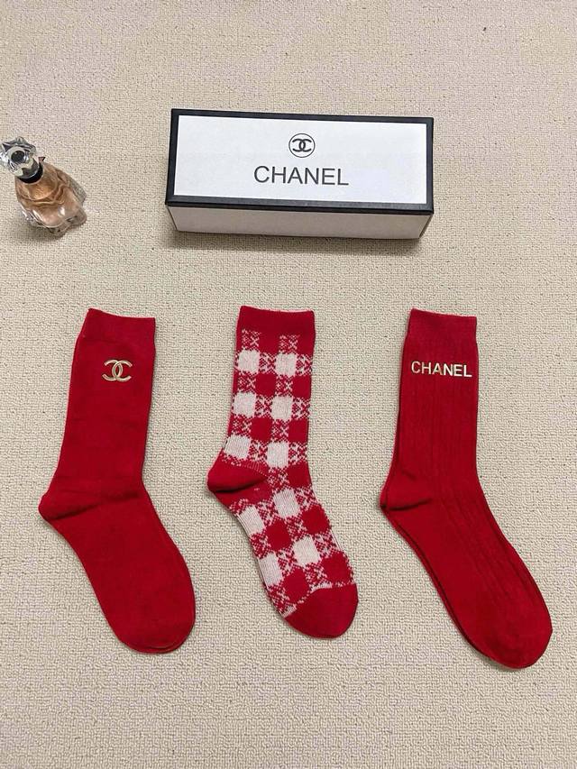 配包装 一盒3 双 Chanel 香奈儿 经典字母 Logo 纯棉 浮雕工艺 中筒袜 年袜 ！软糯亲肤！ Ins爆款！专柜在售Ing 好看到爆炸 ！超高品质！经