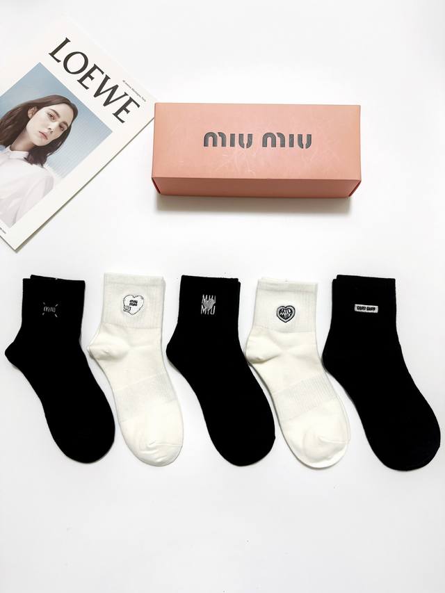 配包装 一盒5 双 缪缪 Miumiu 经典刺绣字母Logo 纯棉中筒袜 ，Ins超火爆小腿短袜，纯棉面料，潮人必备 ，经典配色 个性时尚百搭款，你值得拥有哦