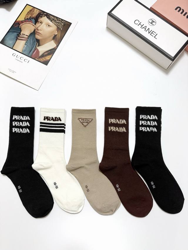 配包装 一盒5 双 Prada 普拉达 经典字母 Logo羊绒 中筒袜 ！超级软糯亲肤！ Ins爆款！专柜在售Ing 好看到爆炸 ！超高品质！经典不过时！潮人必