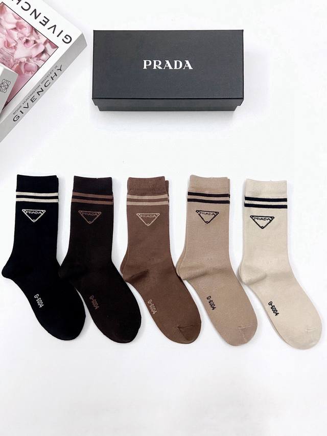 配包装 一盒5 双 Prada 普拉达 经典字母 Logo 羊绒中筒袜 超级软糯亲肤！秋冬厚款，保暖又时尚！ Ins爆款！专柜在售Ing 好看到爆炸 ！超高品质