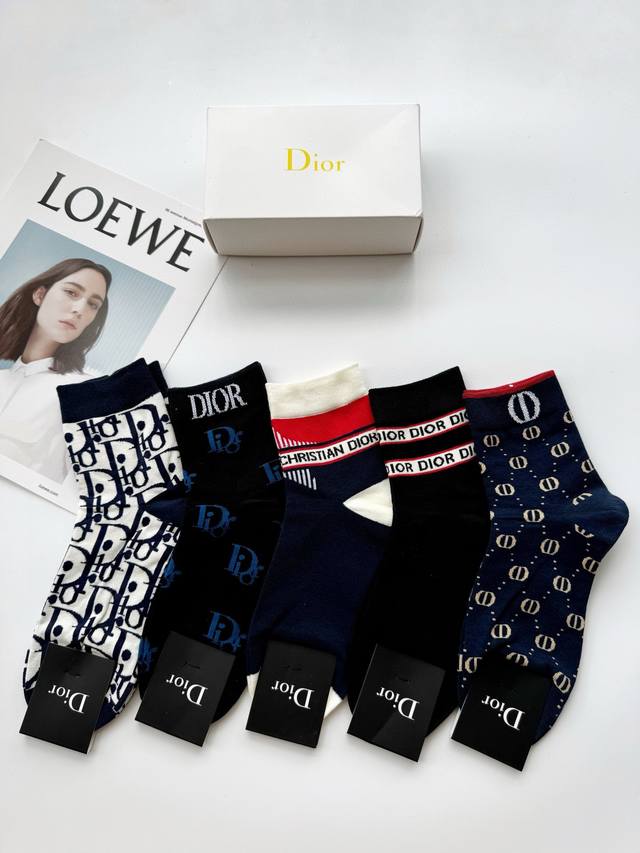 配包装 一盒5 双 Dior 迪奥 经典字母Logo 纯棉中筒袜 ，男女同款，Ins超火爆短袜，纯棉面料，潮人必备 ，经典配色 个性时尚百搭款，你值得拥有哦