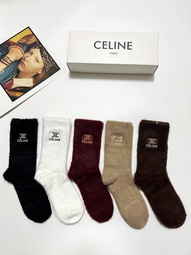 配包装 一盒5 双 Celine 赛琳 欧美大牌 经典字母 Logo 水貂绒中筒袜 ！超级软糯亲肤！ Ins爆款！专柜在售Ing 好看到爆炸 ！超高品质！经典不