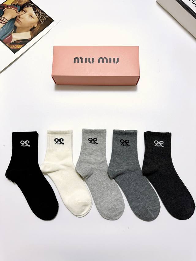 配包装 一盒5 双 缪缪 Miumiu 经典字母Logo 纯棉中筒袜 ，Ins超火爆小腿短袜，纯棉面料，潮人必备 ，经典配色 个性时尚百搭款，你值得拥有哦