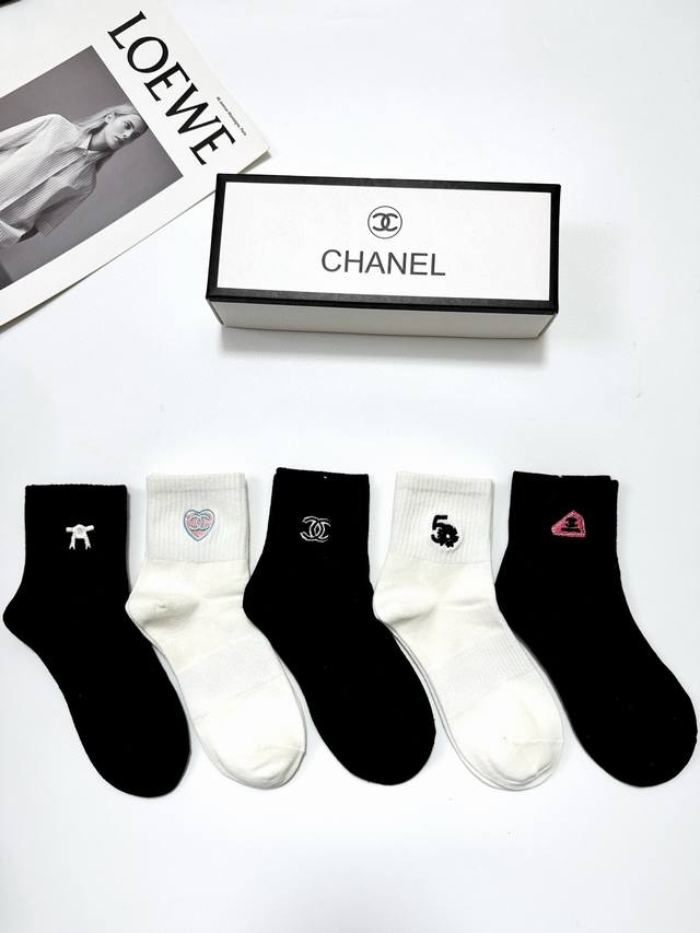 配包装 一盒5 双 Chanel 香奈儿 经典刺绣字母Logo 纯棉中筒袜 ，重工刺绣 工艺，Ins超火爆红人同款，搭配精美面料，保暖又时尚 潮人必备 ，个性时