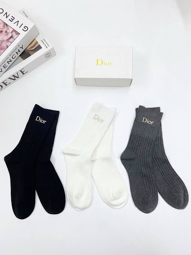 配包装 一盒3 双 Dior 迪奥 爆款字母Logo中筒袜 小腿袜纯棉混纺材质，超完美配色，款式经典，专柜同步发售，Ins爆火小单品，潮人必备，颜色百搭