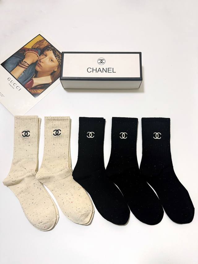 配包装 一盒5 双 Chanel 香奈儿 经典字母刺绣 Logo纯棉中筒袜 点点纱 小腿袜 Ins爆款！专柜在售Ing 好看到爆炸 ！超高品质！经典不过时！潮人