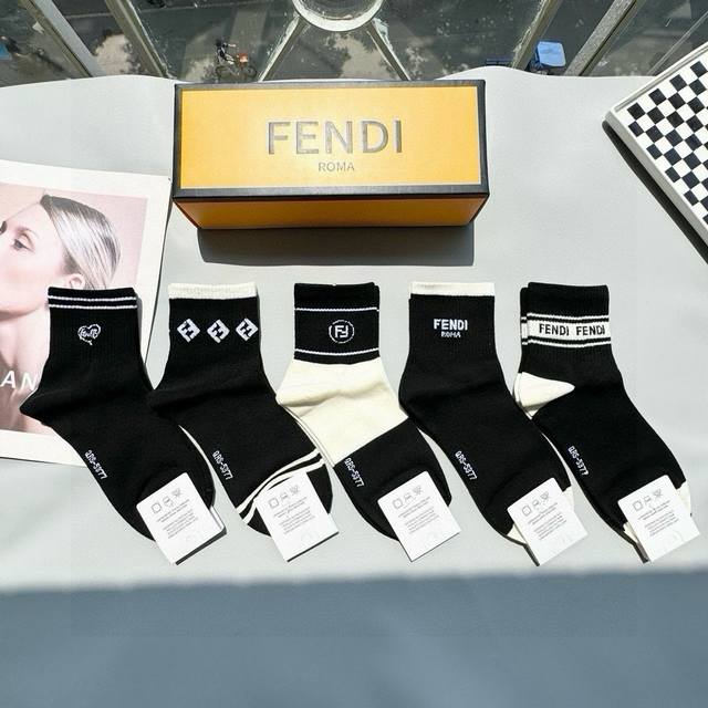 配包装 一盒五双 Fendi 芬迪大F新品男女款秋冬款中筒袜子超级经典的双F标志，纯棉材质制造，透气舒适，超级Nice超火爆小单品，大牌出街，潮人必备超好搭