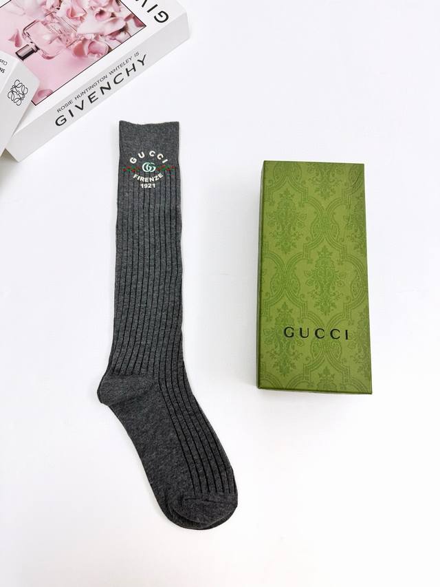 配包装 一盒一 双 Gucci 古琦 经典字母Logo纯棉袜 小腿堆堆袜，Ins超火爆红人同款，精美 面料，潮人必备 ，经典配色 个性时尚百搭款，你值得拥有哦