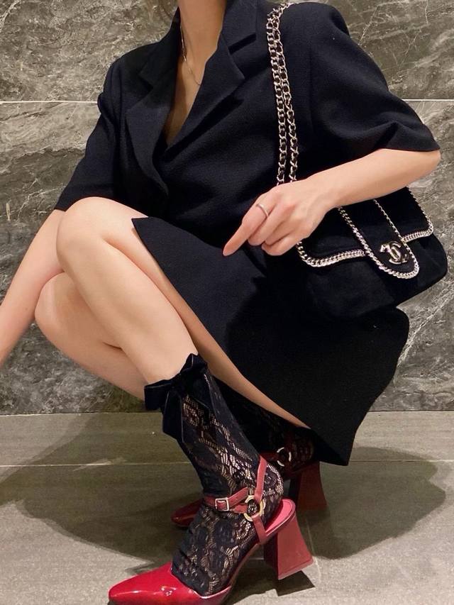 配包装 一盒一双 Chanel 香奈儿 22B 双C Logo 蕾丝蝴蝶结中筒袜 Ins爆款！专柜在售Ing 原单货！高版本 ～好看到爆炸 ！酷妹潮人必不能少的