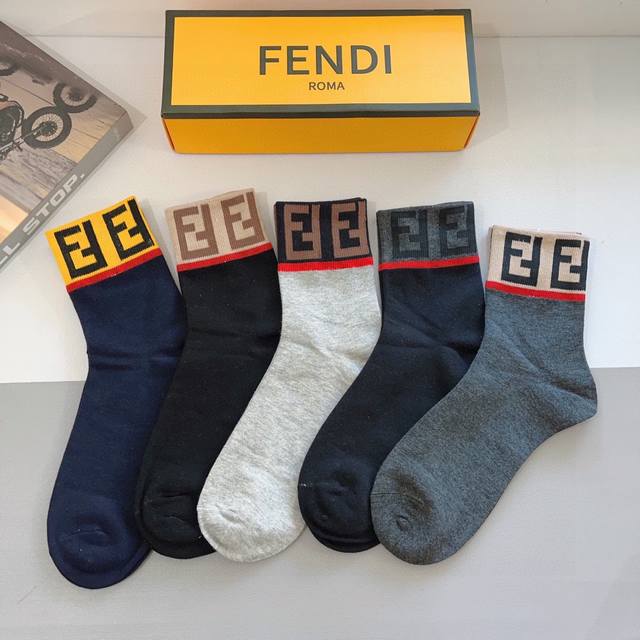 配包装 一盒5双 Fendi 芬迪经典男款中长款袜子高版本纯棉材质柔软，秒杀市场普通货，经典的双F图案Logo，专柜同步袜子大牌出街，潮人必备，超好搭