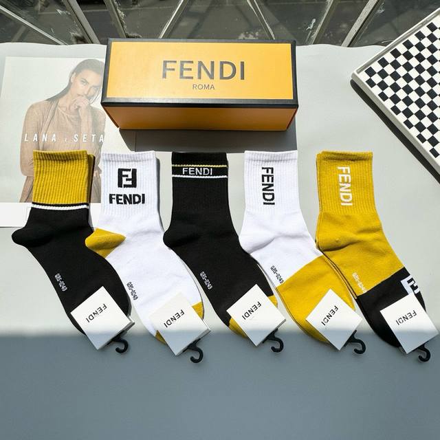 配包装 一盒五双 Fendi 芬迪大F新品男女款秋冬款中筒袜子超级经典的双F标志，纯棉材质制造，透气舒适，超级Nice超火爆小单品，大牌出街，潮人必备超好搭