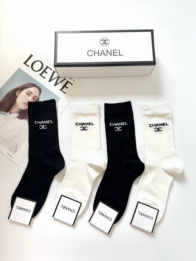 配包装 一盒4 双 Chanel 香奈儿 经典双C字母Logo纯棉中筒袜 小腿袜 Ins爆款！专柜在售Ing 好看到爆炸 ！超高品质！经典不过时！潮人必不能少的