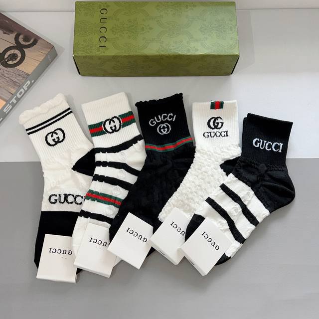 配包装 一盒5双 Gucci 古奇 超火爆小单品，纯棉面料，潮人必备 爆款，经典字母Logo中筒袜，个性时尚百搭款，你值得拥有哦精梳棉面料，超柔软材质，舒适透气