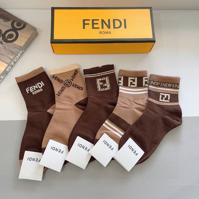 配包装 一盒5双 Fendi 芬迪 字母双Ｆ爆款中筒袜，纯棉面料， 专柜同款 纯棉面料，实用好穿 柔软透气，时尚百搭款，大牌出街。