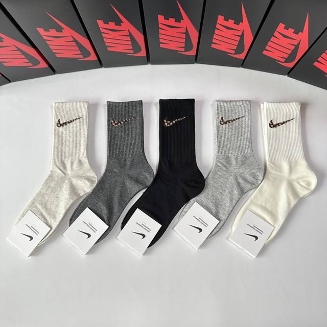 特 配包装 Nike 耐克 新款豹纹Logo经典中长款堆堆袜袜子！一盒五双， 专柜同步筒款袜子，大牌出街，潮人必备超好搭。