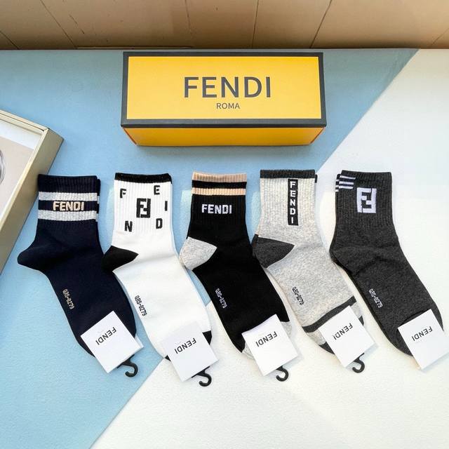 配包装 一盒五双 Fendi 芬迪大F新品男女款秋冬款中筒袜子超级经典的双F标志，纯棉材质制造，透气舒适，超级Nice超火爆小单品，大牌出街，潮人必备超好搭