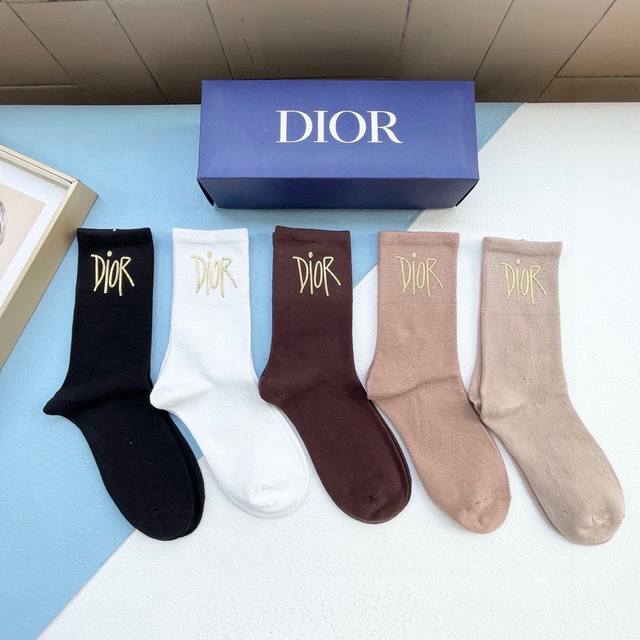 配包装 一盒五双 Dior 迪奥 D 家新品烫金纯黑短筒男女款袜子专柜同步长袜，超级经典的D家标志百看不厌纯棉材质，双针双路织造，上脚透气柔软舒适，全品相订单， - 点击图像关闭