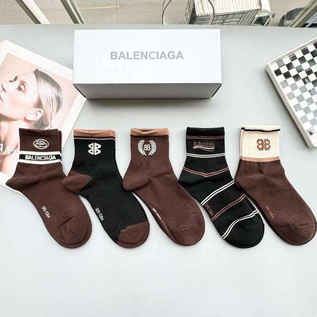 配包装 一盒五双 Balenciaga 巴黎世家 高品质好看到爆炸欧美大牌中筒袜男女款潮人必不能少的专柜代购品质中筒袜子 ，搭配起来超高逼格 时髦度爆表啊啊啊啊