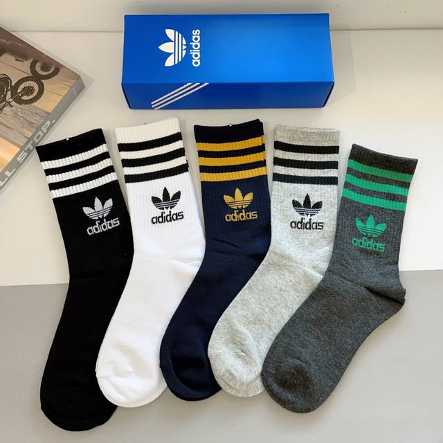 配包装 一盒5双 Adidas 阿迪达斯高端字母男女款长筒袜子，纯棉面料 经典字母Logo长筒袜，个性时尚百搭款，你值得拥有哦