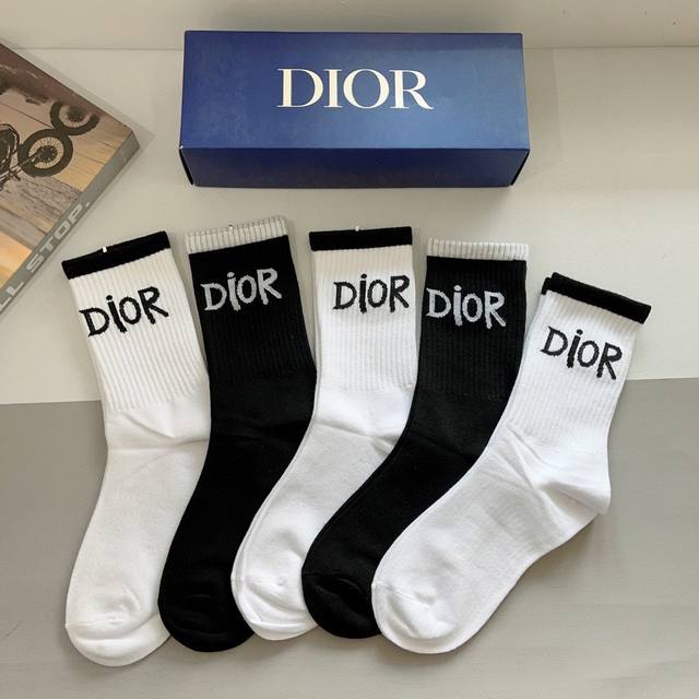 配包装 一盒5双 Dior 迪奥 新款字母罗口长筒袜子！经典字母专柜同步长筒袜，大牌出街，潮人必备超好搭 - 点击图像关闭