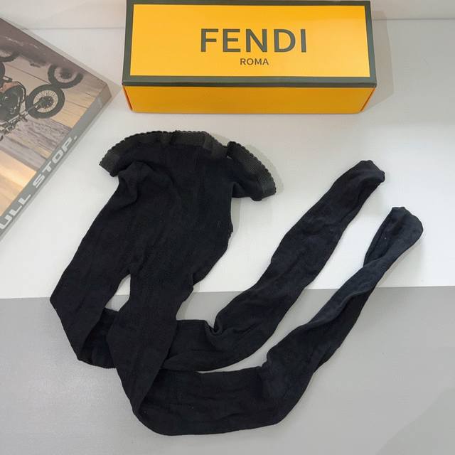 配包装 一盒1双 Fendi 芬迪 爆款双F字母网袜 连裤袜好看到爆炸 ，欧美大牌丝袜 潮人秋冬必备单品 ，搭配起来超高逼格 ！