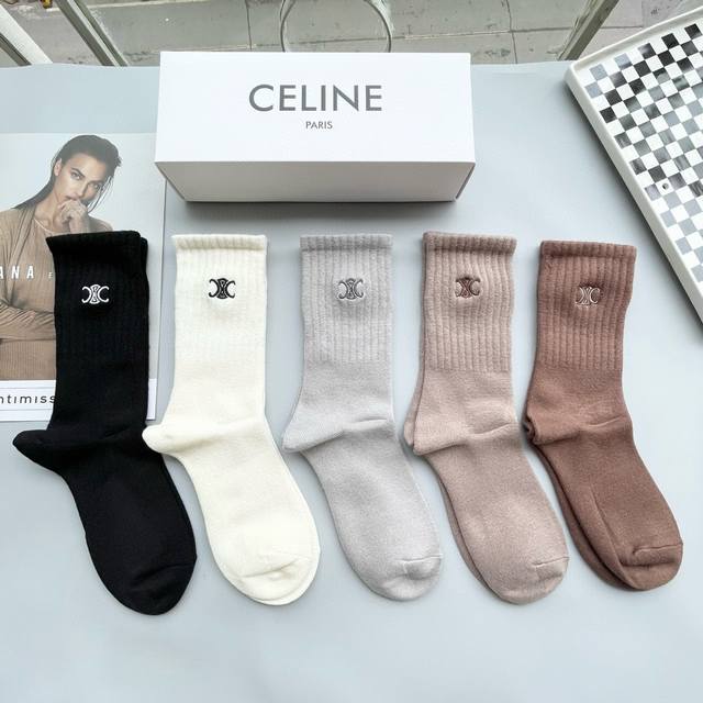 配包装 一盒四双 Celine 赛琳高品质超级爆款网红羊绒高筒袜子Ce家官网同步刺绣字母高筒袜，Ins明星网红推荐火爆至极纯棉材质，轻薄柔软透气，四季通用，欧美