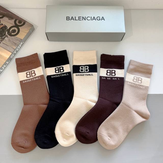 配包装 一盒5双 Balenciaga 巴黎世家 经典高版本羊绒长筒袜女，羊绒面料超级柔软，潮人必备 ，经典Logo字母，个性时尚百搭款！